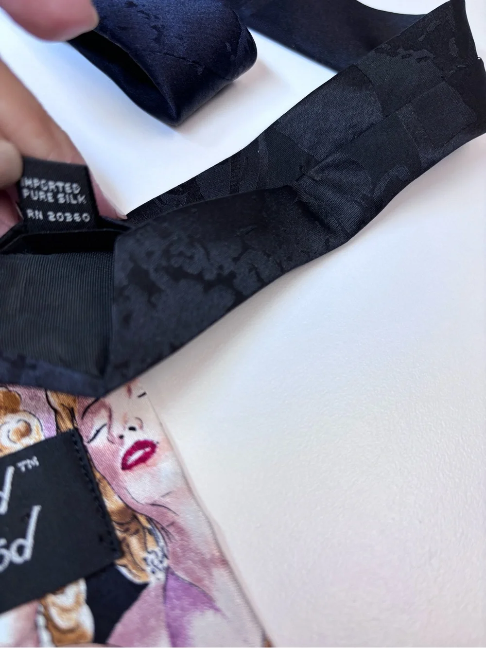 Bernard of Hollywood Marilyn Monroe Portrait-Print Tie in Navy & Pink NWOT Glam